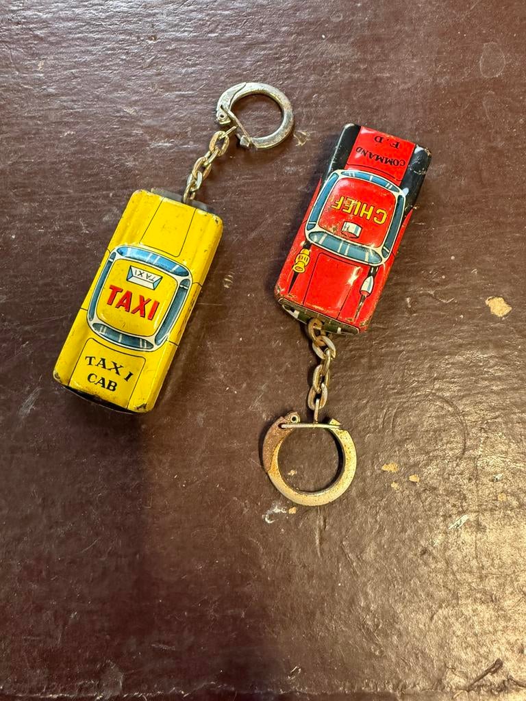 2 sleutelhangers jaren 60 Taxi en brandweerchef, Ophalen of Verzenden, Zo goed als nieuw