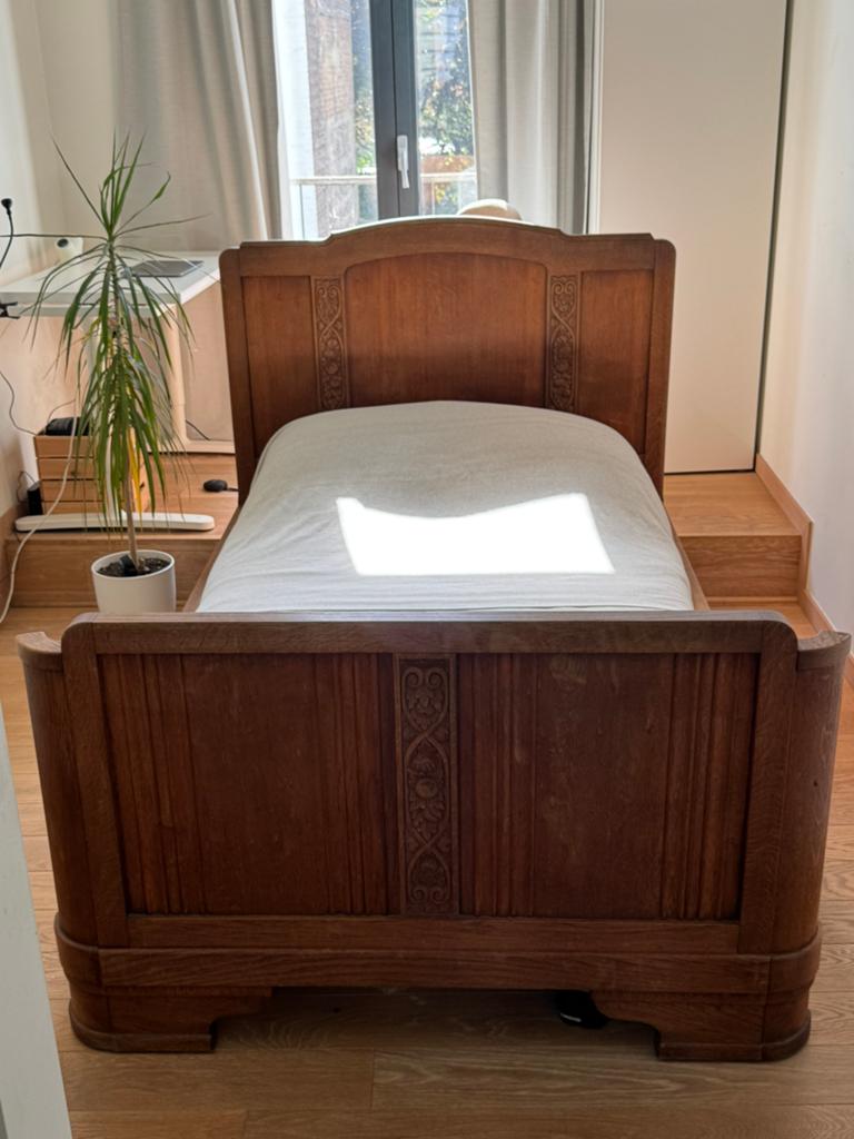 Prachtig Art deco stijl bed - Massief eiken, Ophalen