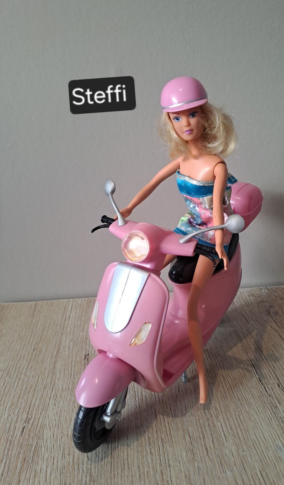 Steffi met brommer
