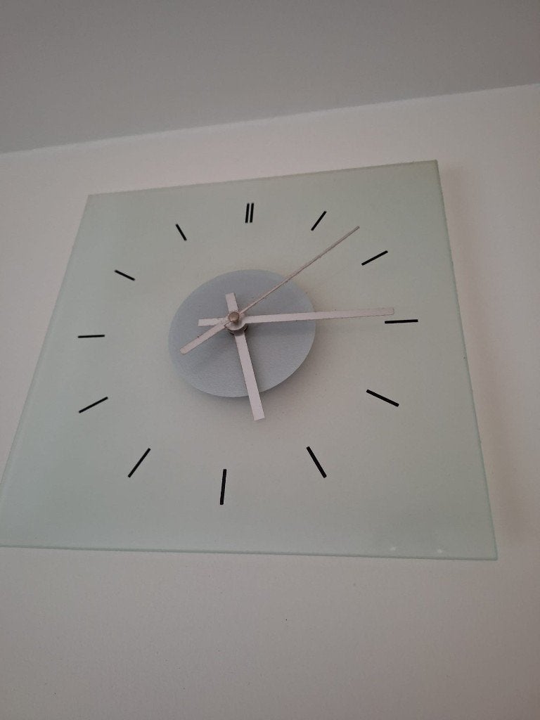 wandklok in glas (uurwerk), Huis en Inrichting, Ophalen of Verzenden, Zo goed als nieuw, Wandklok