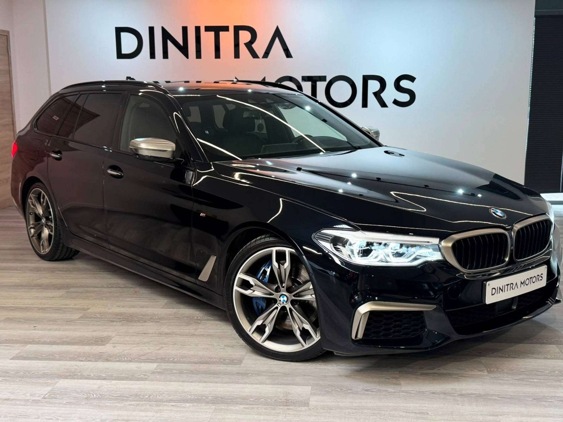 BMW M550 xDrive Lichte Vracht - Carplay/ACC/LED/Harman/360 C, Auto's, Automaat, 2993 cc, Adaptive Cruise Control, Zwart