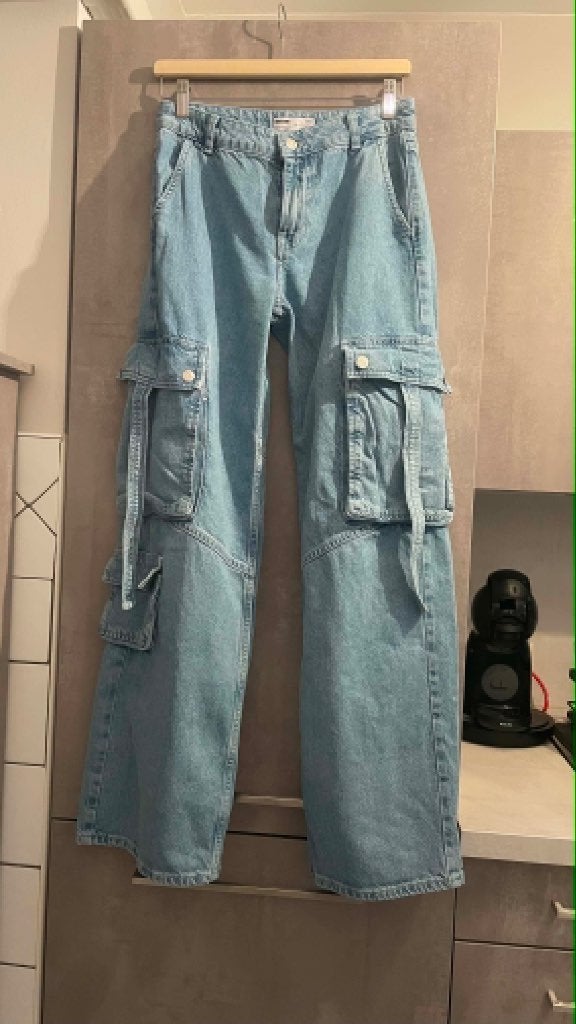 JEANS cargo BERSHKA bleu avec poches XS, Enlèvement ou Envoi, Bleu, Comme neuf, W27 (confection 34) ou plus petit