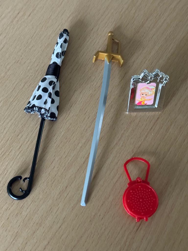 Barbie Paraplu, Zwaard e.a. ( vintage ), Verzamelen, Ophalen of Verzenden, Gebruikt, Accessoires
