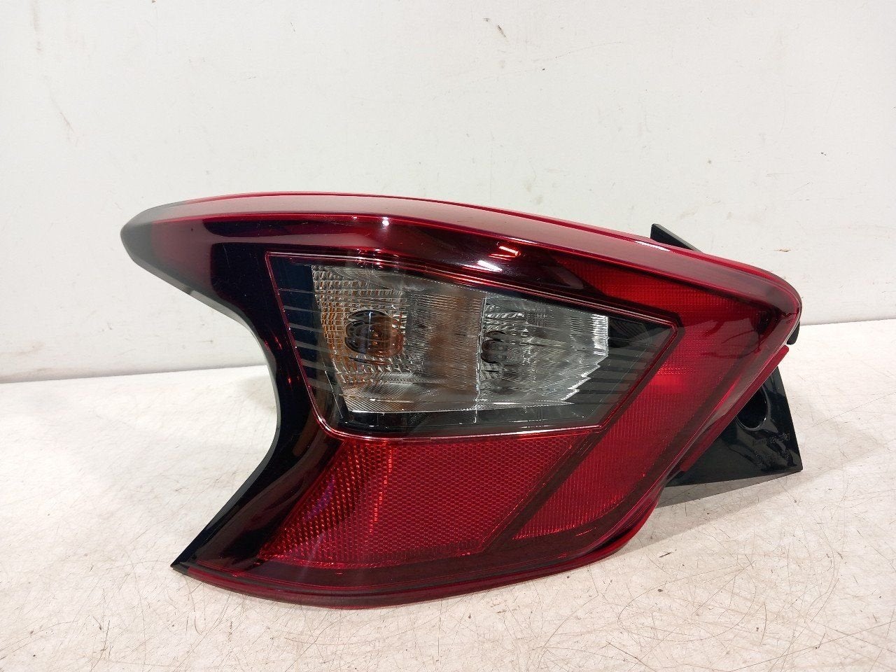 Achterlicht links buiten Nissan Micra, Auto-onderdelen, Onderdelen@venauto.nl, Van der Ven Autorecycling B.V., Gebruikt, Ettenseweg 76, 4706 PB Roosendaal, The Netherlands
