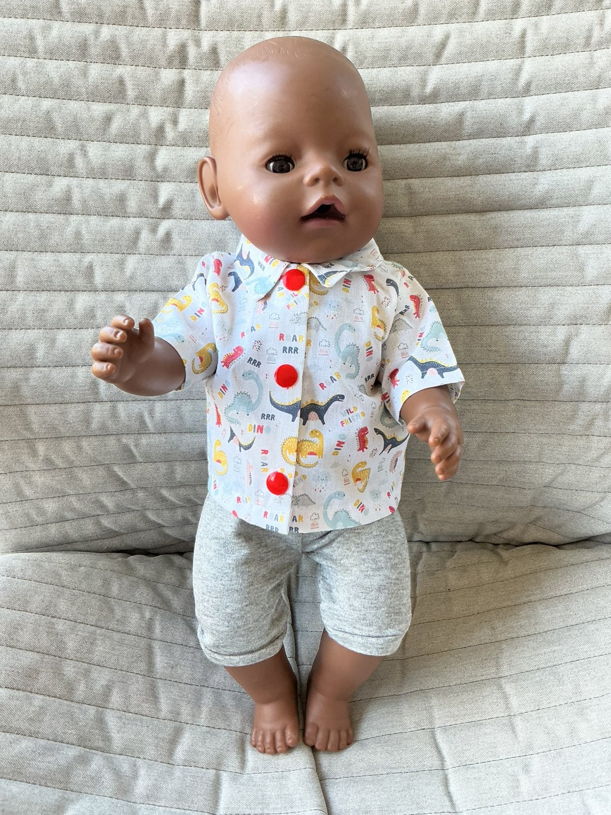 175. Babyborn: Nieuw hemdje met dino’s + grijs broekje, Ophalen of Verzenden, Nieuw, Babypop