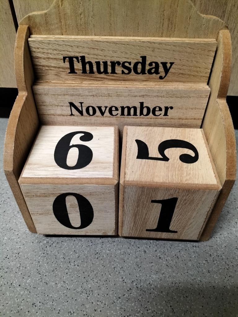 Houten kalender, Ophalen