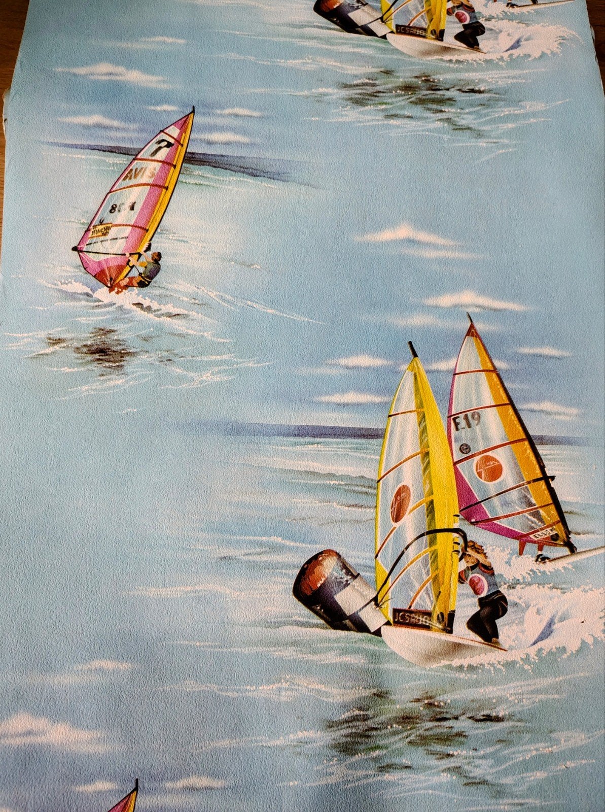 Retro behang met windsurfers, blauw. 5 Rollen, Overige patronen, Overige merken, Ophalen of Verzenden, 25 tot 50 m²
