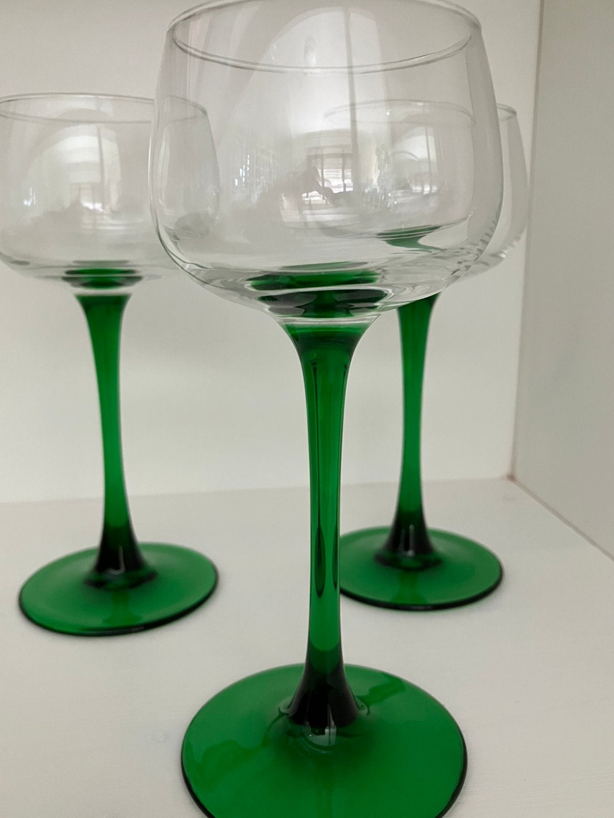 3 wijnglazen moezel met mooie hoge groene poot, Verzamelen, Glas en Drinkglazen, Ophalen, Zo goed als nieuw