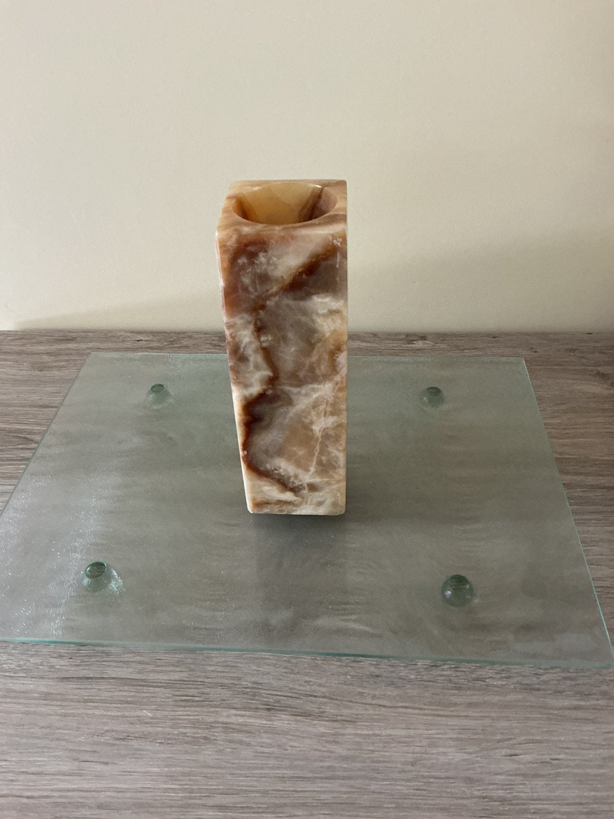 Vase rectangulaire en pierre d'onyx, Enlèvement