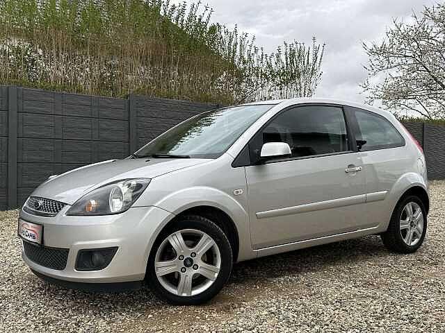 Ford Fiesta 1.3i Ambiente AIRCO/BLUETOOTH/GPS/GARANTIE 12, Autos, 144 g/km, Argent ou Gris, Achat, 50 kW