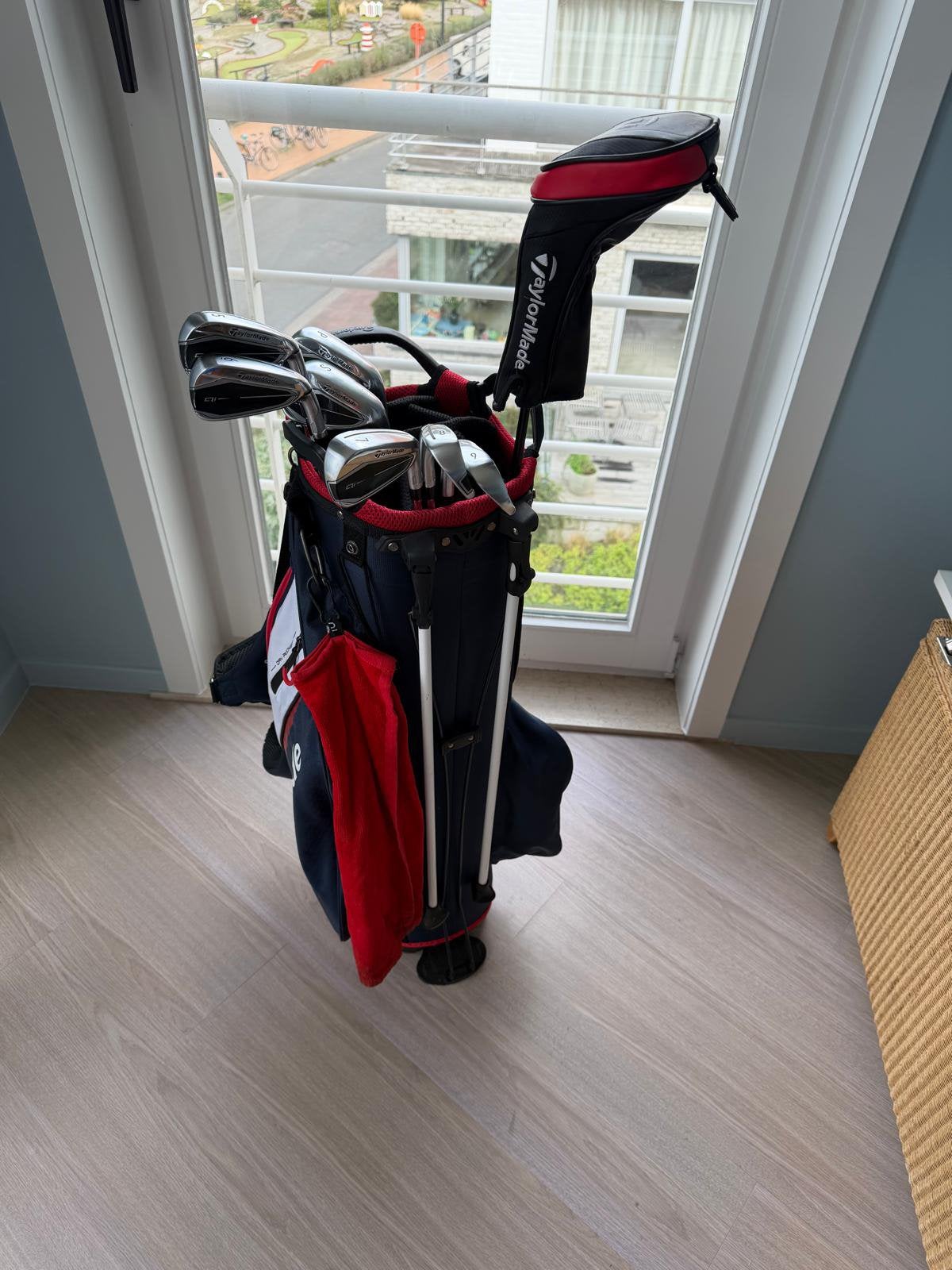 Sac de golf Taylormade + clubs de golf, Sports & Fitness, Golf, Enlèvement, Comme neuf, Club