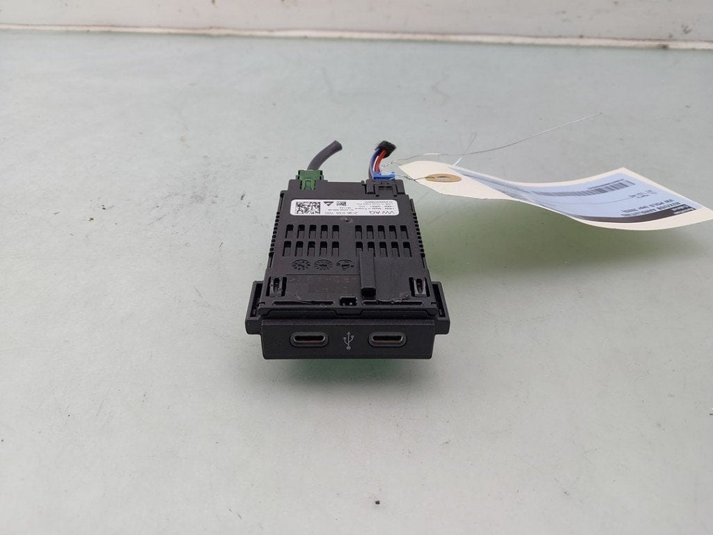 PORT AUX/USB Volkswagen Polo VI (AW1) (|2G6035700|), Volkswagen, Volkswagen AG, Utilisé, Kundenbetreuung@volkswagen.de