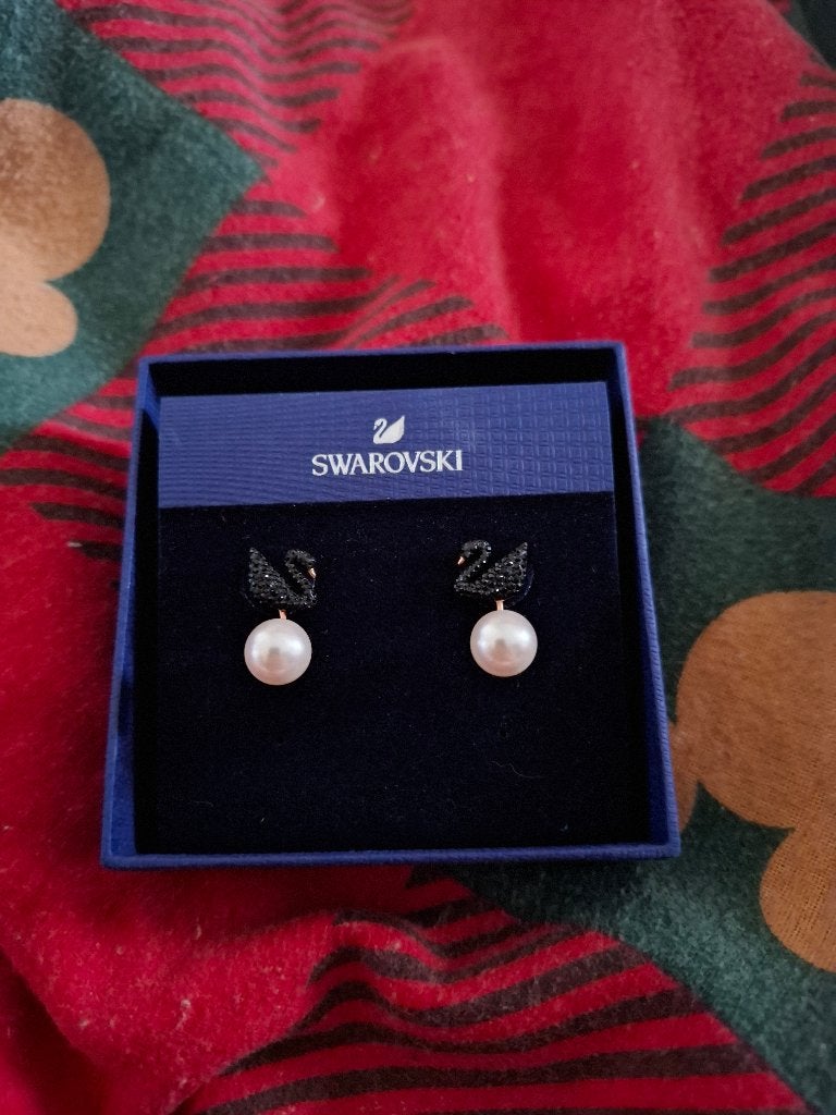 Swarovski oorbellen zwaan, Handtassen en Accessoires, Oorbellen, Ophalen, Zo goed als nieuw, Knopjes of Stekers, Goud