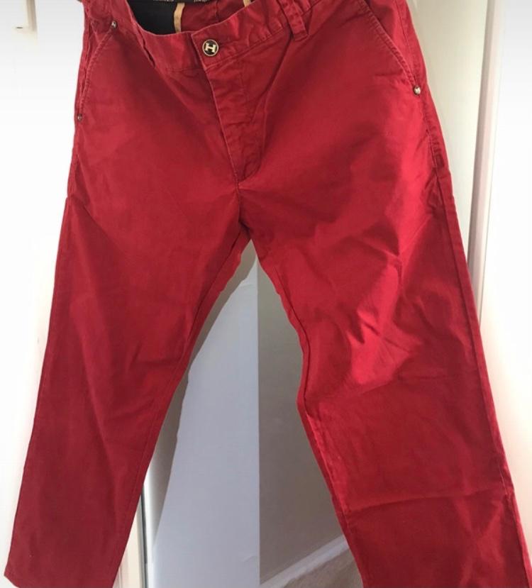 H rode chinobroek maat 34 (M-L) in zeer goede staat, Kleding | Heren, Broeken en Pantalons, Maat 48/50 (M), Ophalen of Verzenden