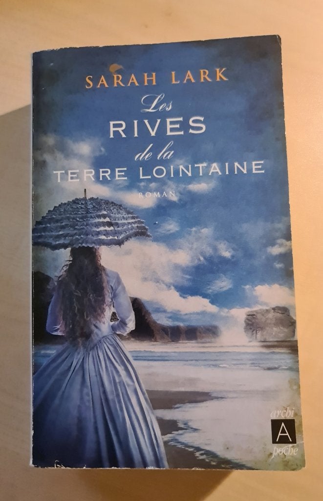 Les rives de la terre lointaine - Sarah Lark, Ophalen of Verzenden, Zo goed als nieuw, Sarah Lark