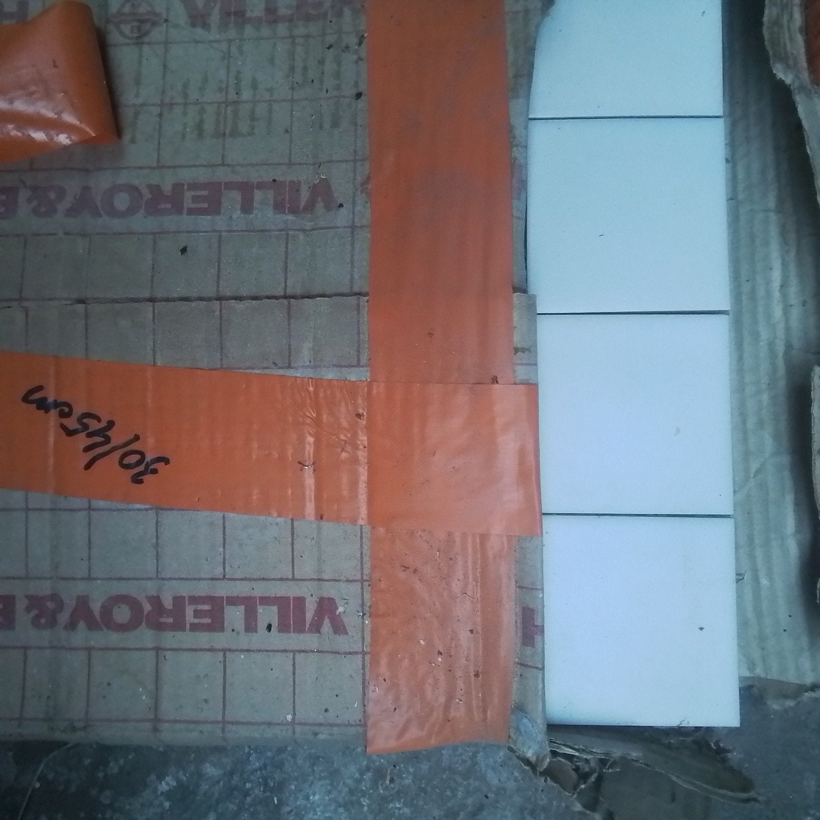 9 feuilles de carrelage blanc reflet bleu, Ophalen