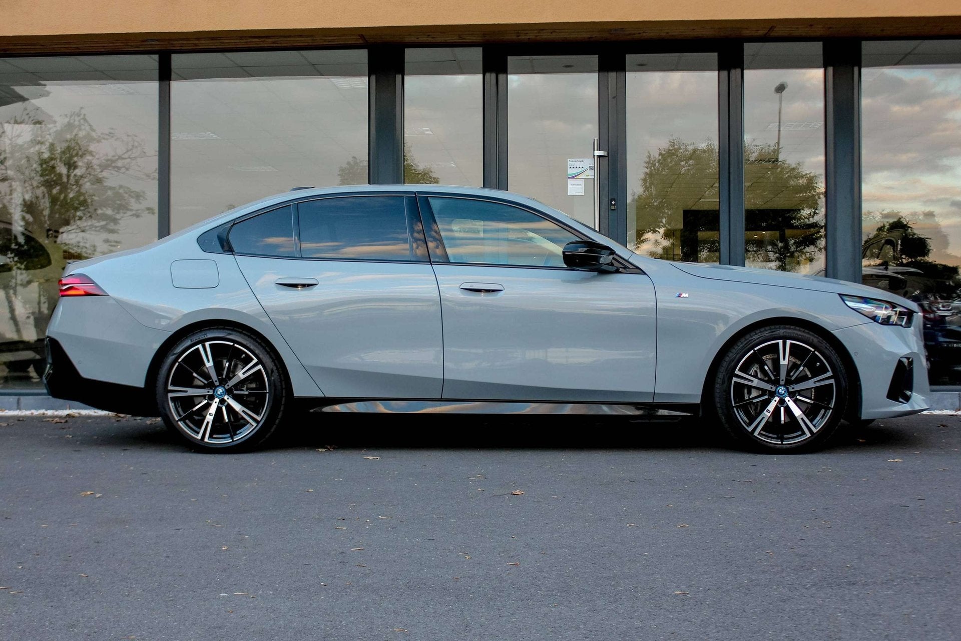 BMW i5 eDrive40*M-SPORT*340PK*DRIVING ASSISTANT PRO*HARMAN K, Autos, Argent ou Gris, Achat, Ordinateur de bord, Entreprise