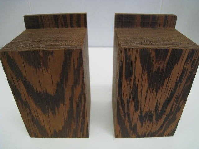 2 steunen voor borden in vitrinekast te zetten, 8x4,5x4,5cm, Ophalen