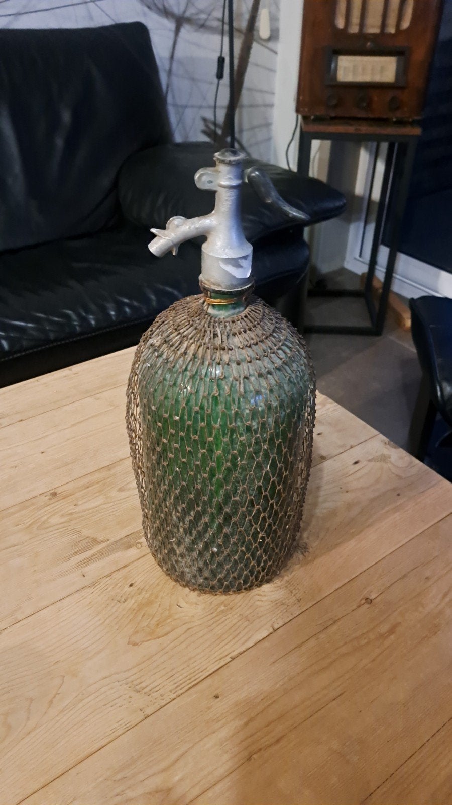 Oude fles met tap, Ophalen