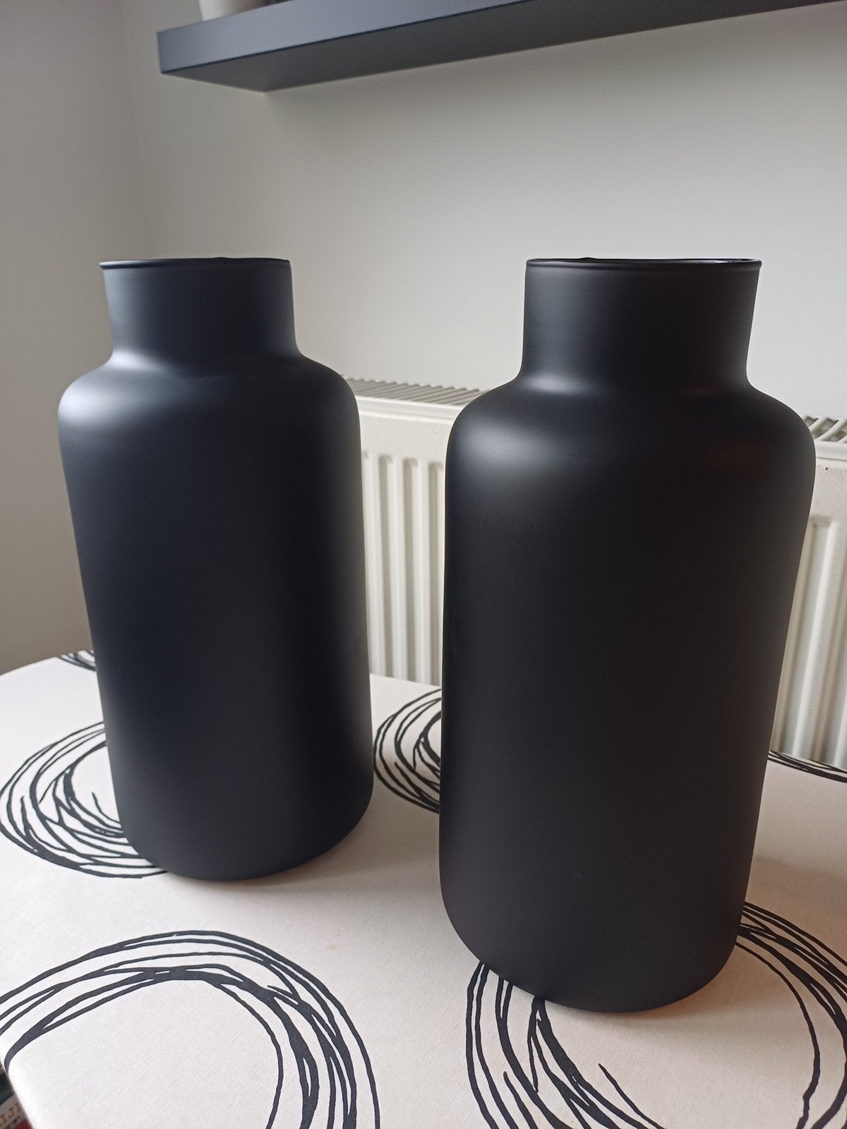 Nieuw 2 zwarte vazen, Maison & Meubles, Accessoires pour la Maison | Vases, Enlèvement, Comme neuf, Noir, Verre