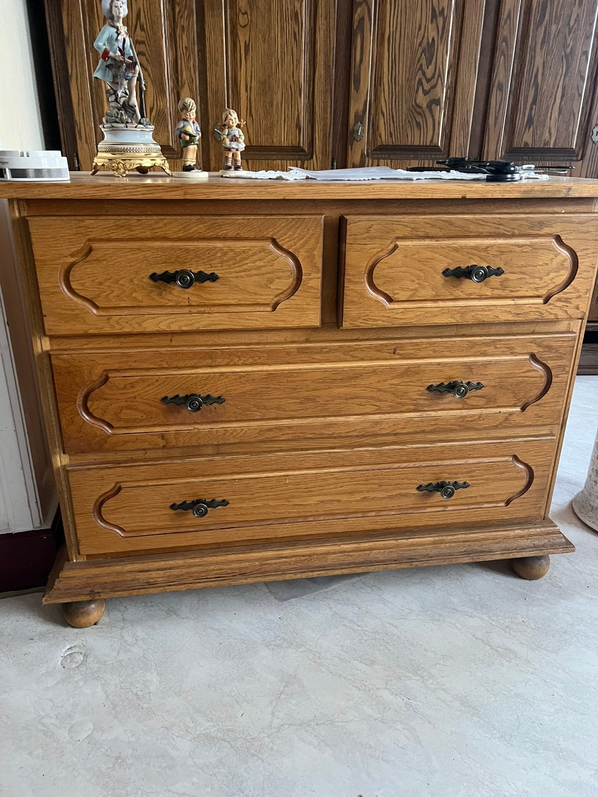 Belle commode marron clair avec poignées noires, 3 ou 4 tiroirs, Enlèvement, Utilisé, Kleerkast met lades