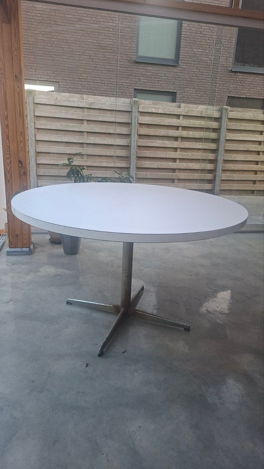 Tuin ronde tafel., Ophalen