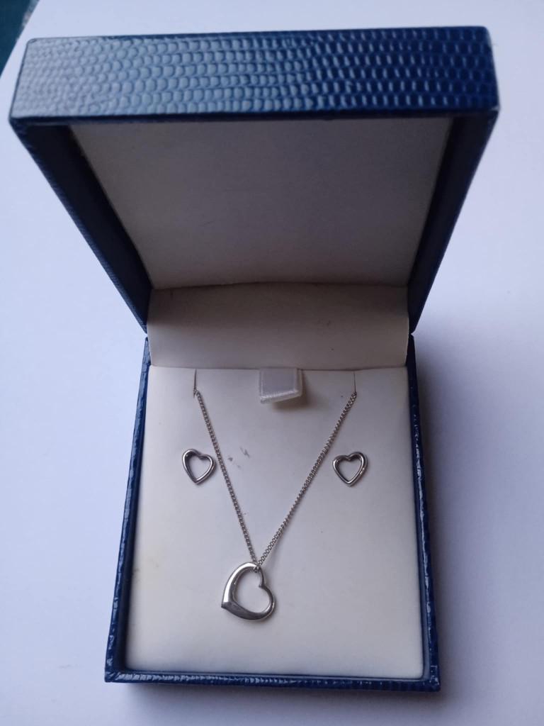 Sterling zilveren hartjes hart oorbellen en ketting in doos, Ophalen, Gebruikt, Knopjes of Stekers, Zilver
