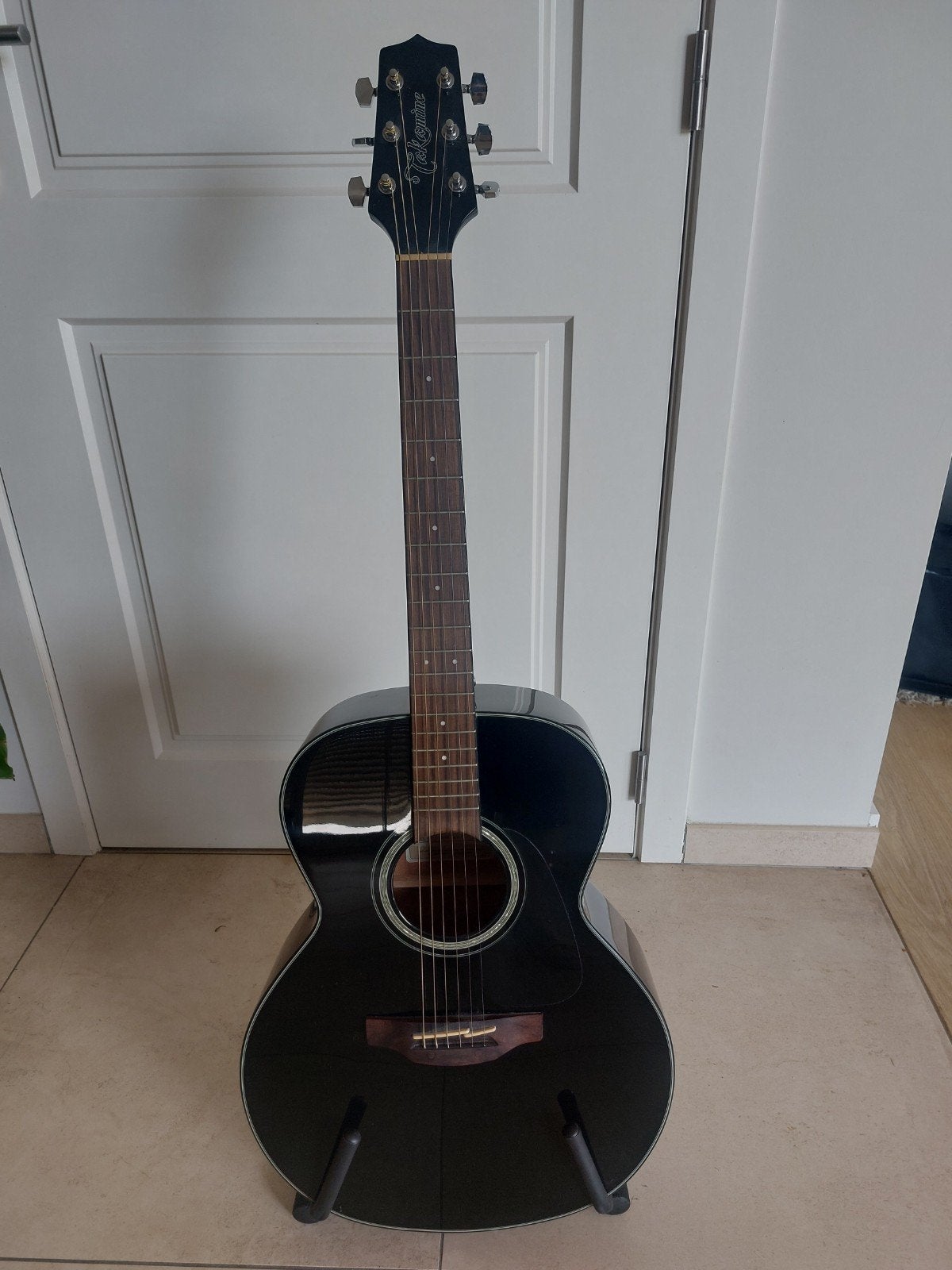 Gitaar Takamine met houder, Enlèvement
