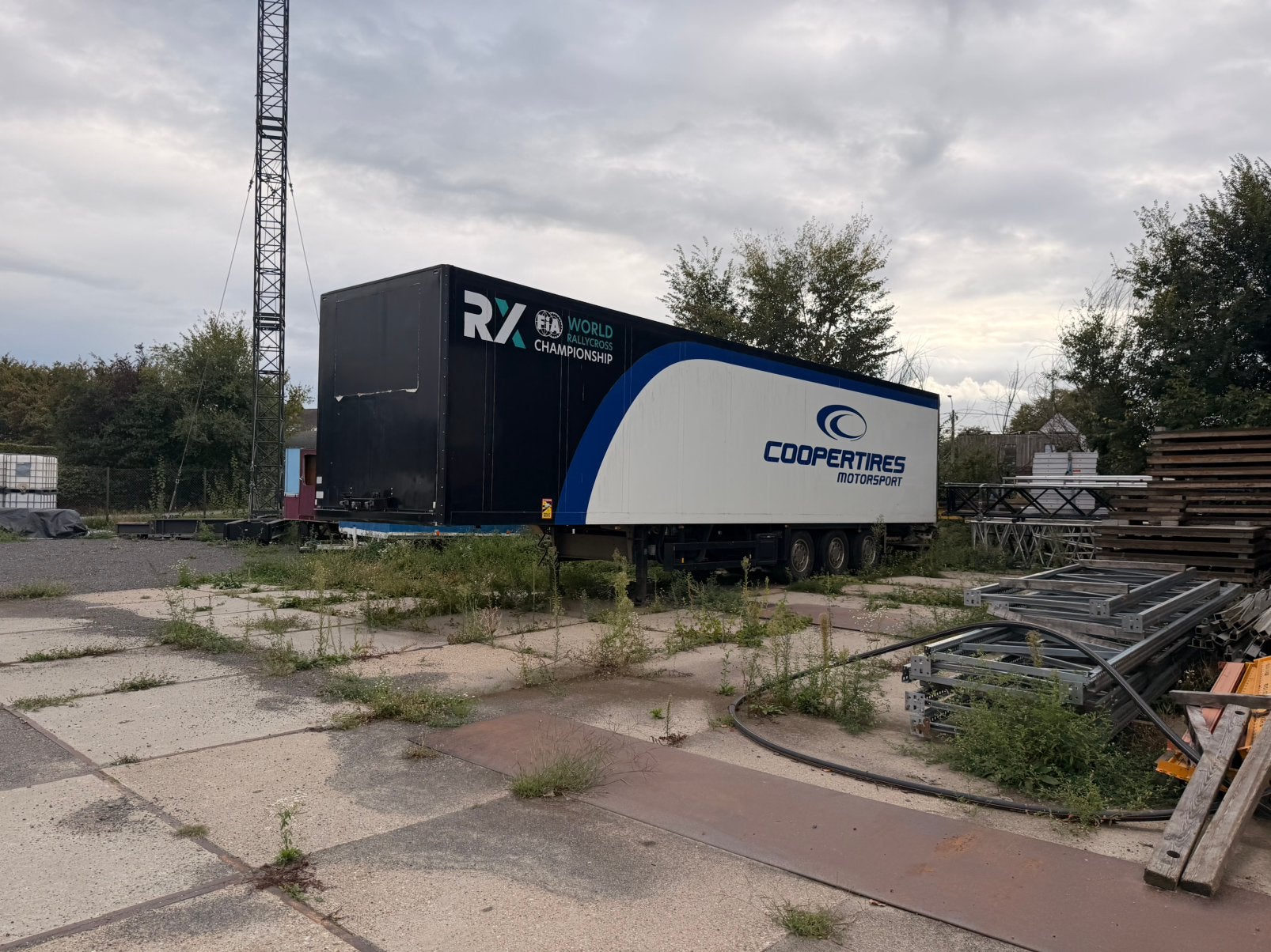 Schmitz kasttrailer/oplegger met laadbrug, Enlèvement