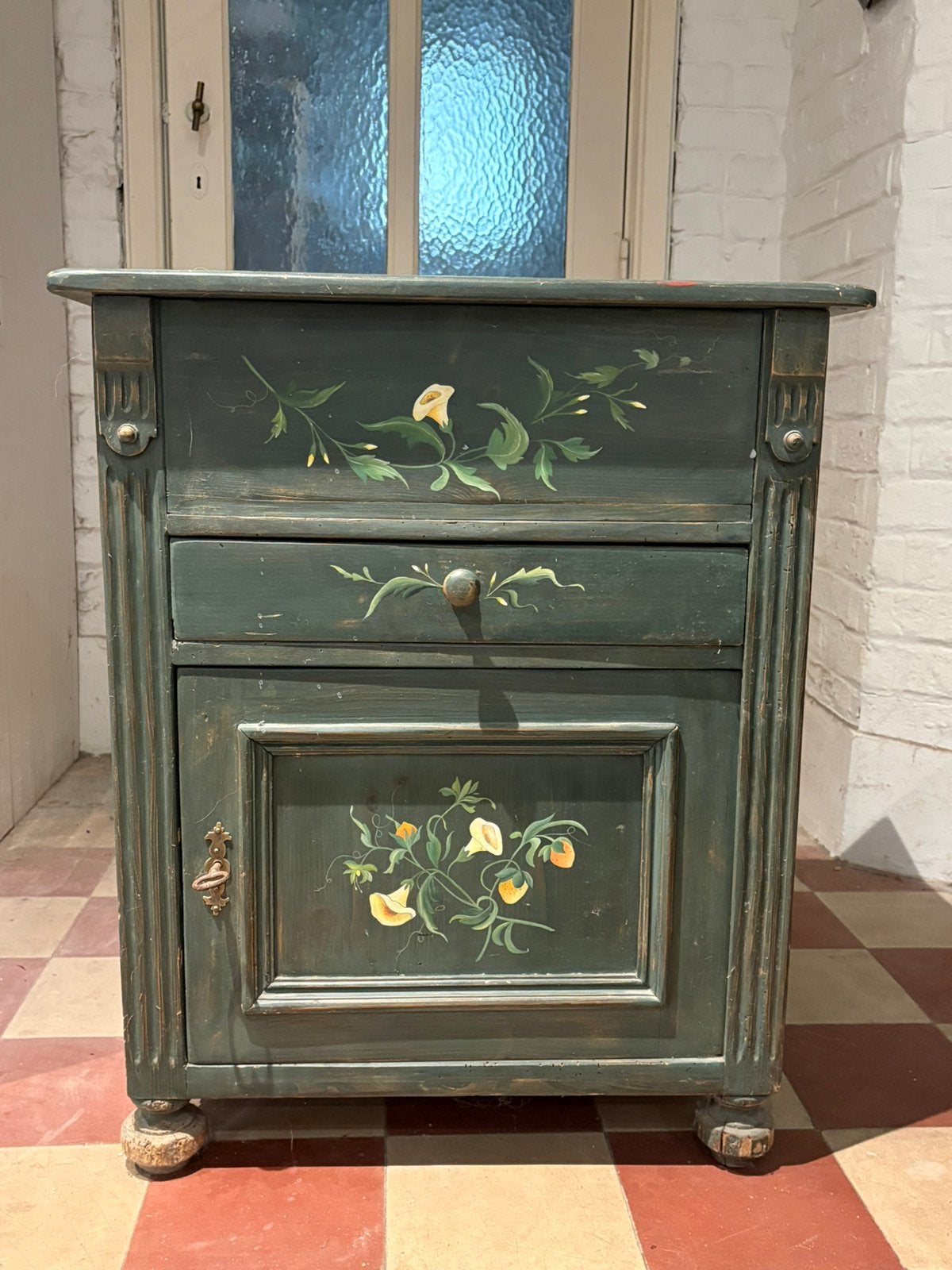 Petit meuble autrichien ancien peint à la main –, Enlèvement, Utilisé