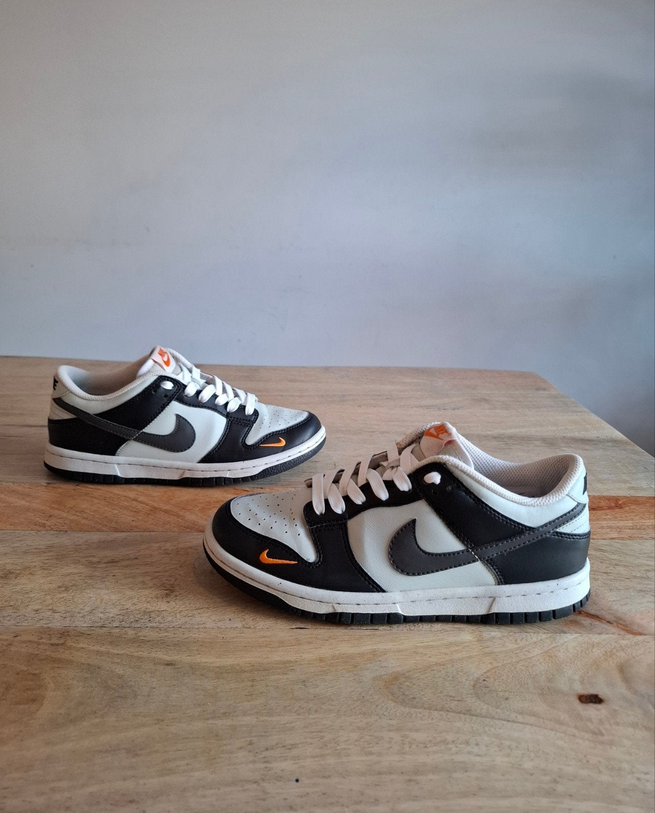 Nike Dunk Low GS maat 36,5 – Black/Orange – FN7784-001, Enlèvement ou Envoi, Sneakers et Baskets, Nike, Comme neuf