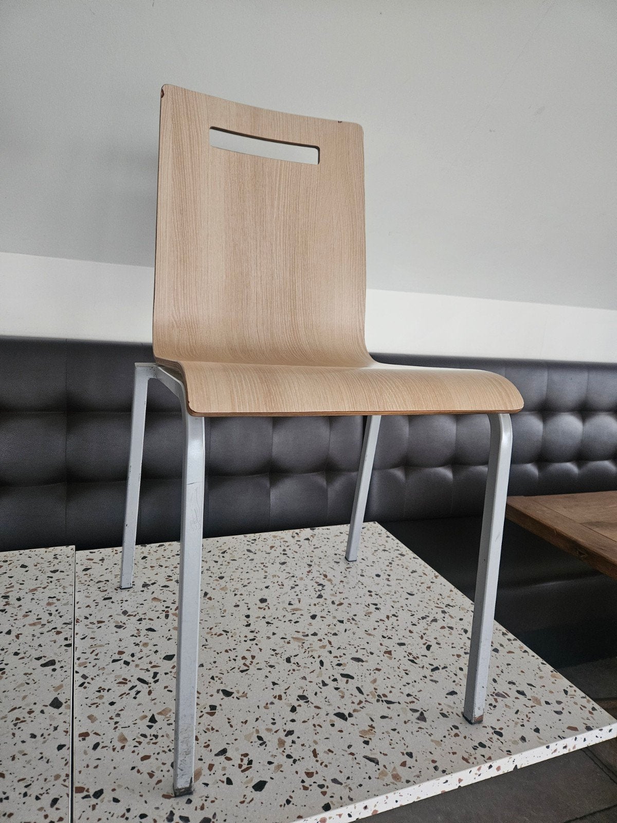 Set van 85 stapelbare stoelen van hout/metaal, Huis en Inrichting, Ophalen, Zo goed als nieuw, Hout, Vijf, Zes of meer stoelen