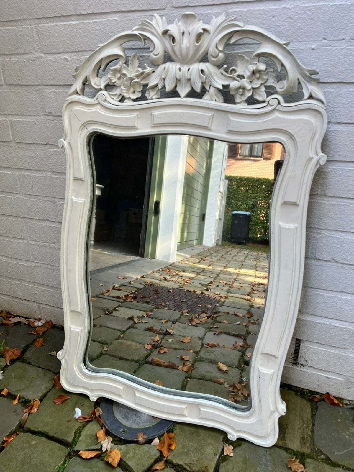 Elegante Brocante Wandspiegel – Wit Hout, Rococo/Barok Stijl, Antiek en Kunst, Ophalen, Overige vormen, 50 tot 100 cm, Minder dan 100 cm