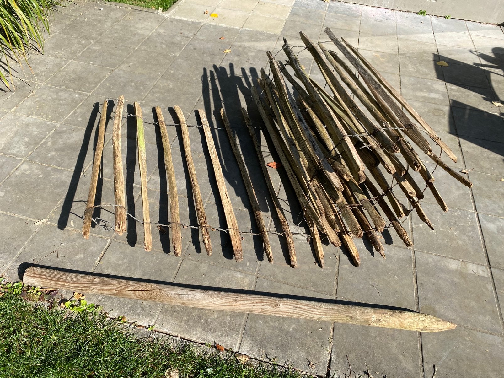 Rustiek houten hekwerk 5 meter + 2 palen, Ophalen, Gebruikt, Hout