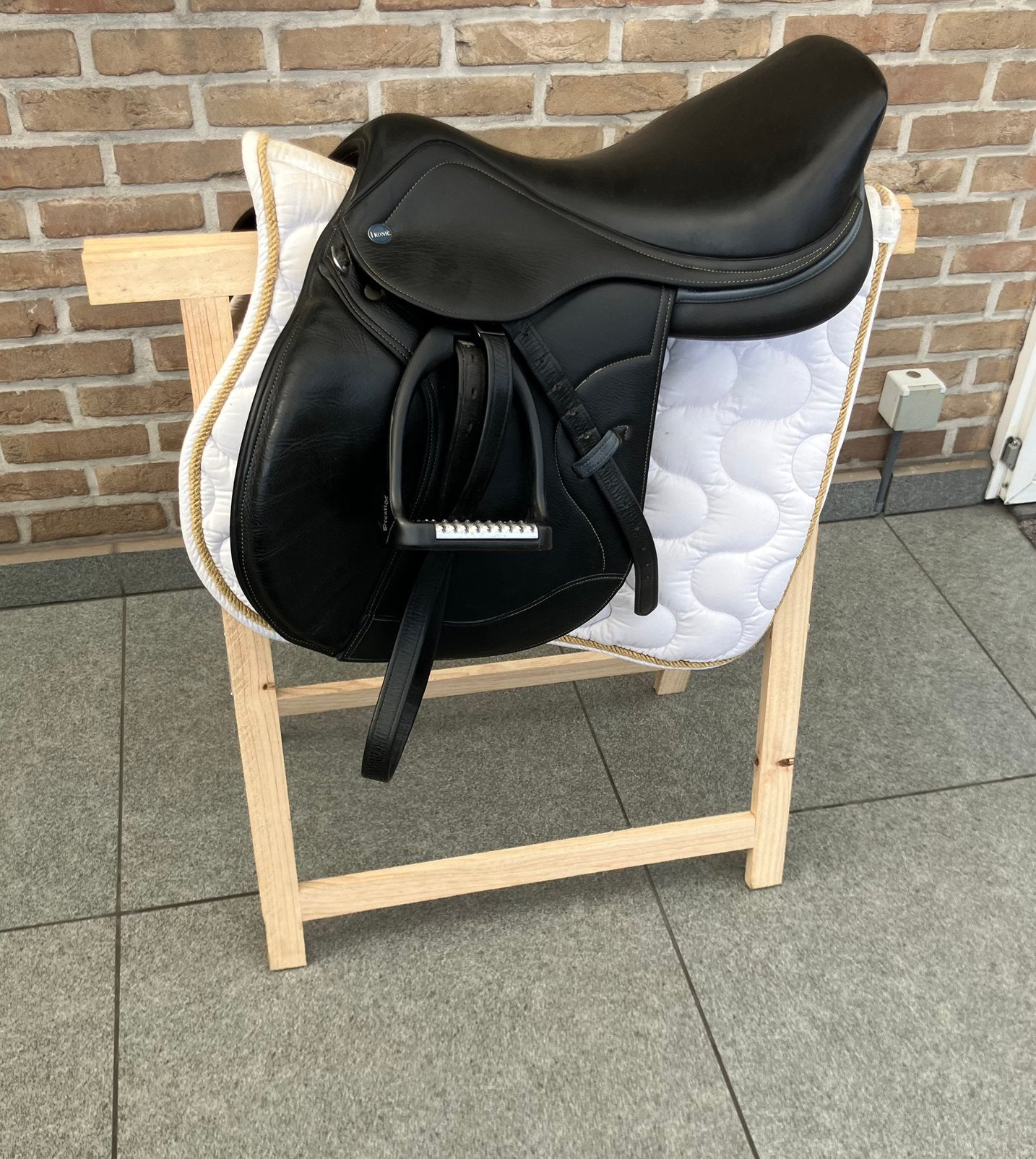 Springzadel Ikonic 17 inch met toebehoren, Dieren en Toebehoren, Ophalen of Verzenden, Zo goed als nieuw
