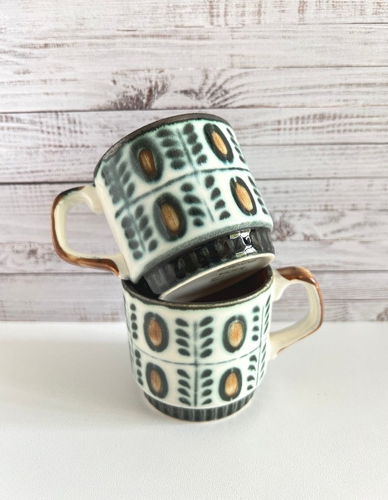 Lot de 2 petites tasses Boch Delta Noix, Antiquités & Art, Enlèvement ou Envoi