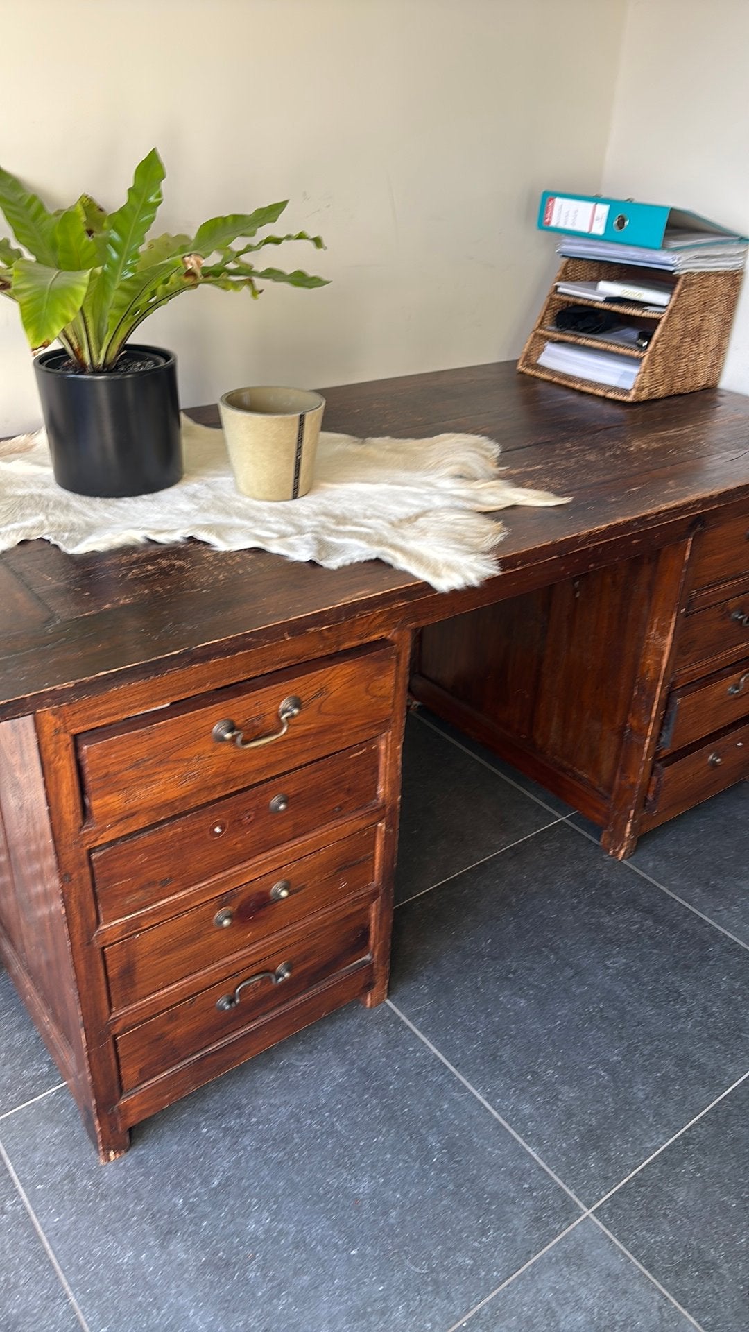 Bureau en bois massif, Enlèvement