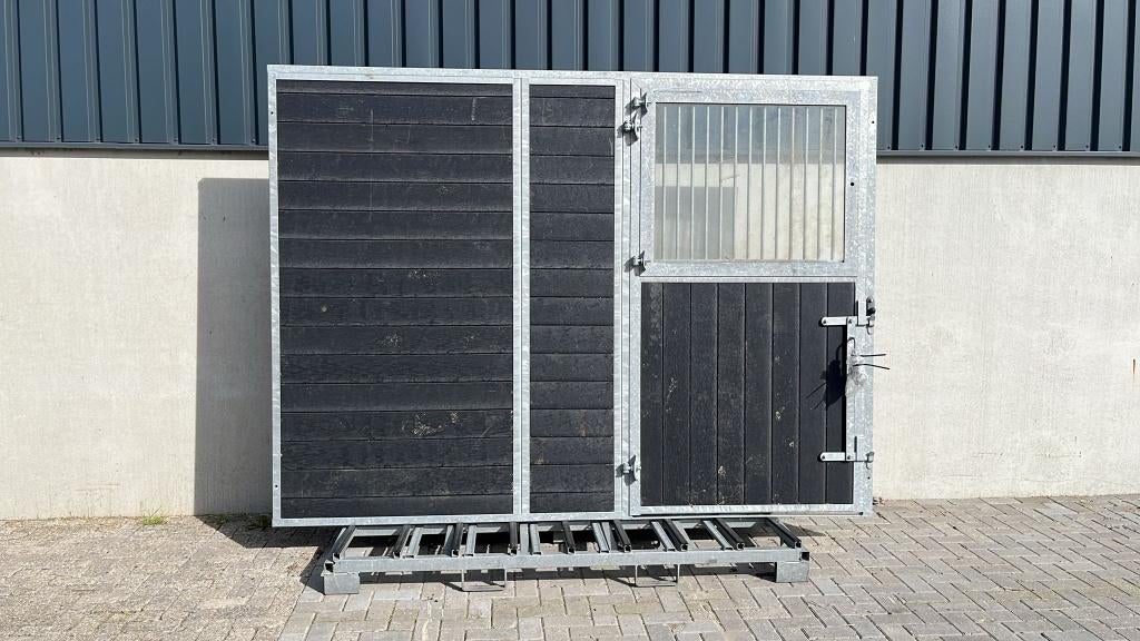 Voorwand met deur rechts (glas) | 3000 x 2230 mm. | Nieuw, Dieren en Toebehoren, Weidegang, 4 paarden of pony's of meer