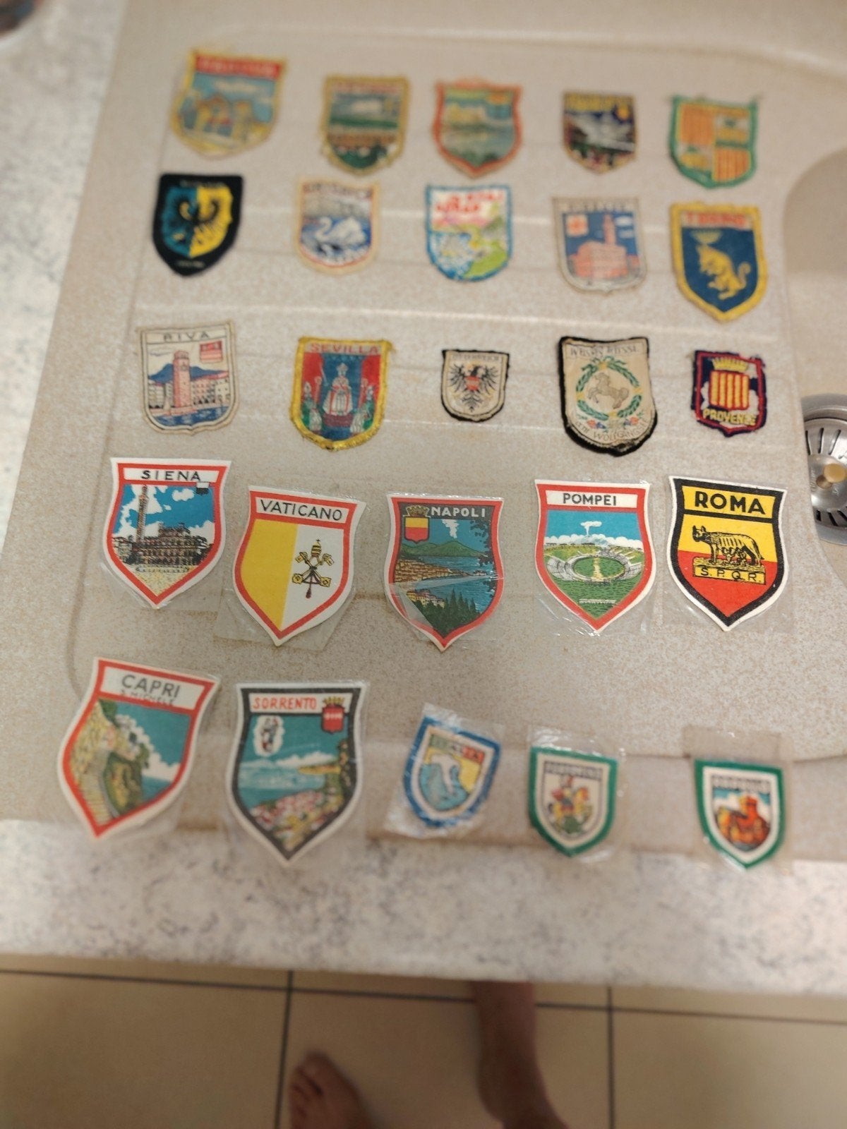 Lot van 26 vintage toeristische emblemen – Italië en Europa, Ophalen of Verzenden