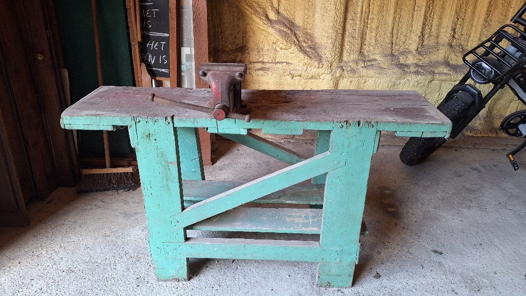 Oude werkbank met bankschroef, Doe-het-zelf en Bouw, Ophalen, Bankschroef