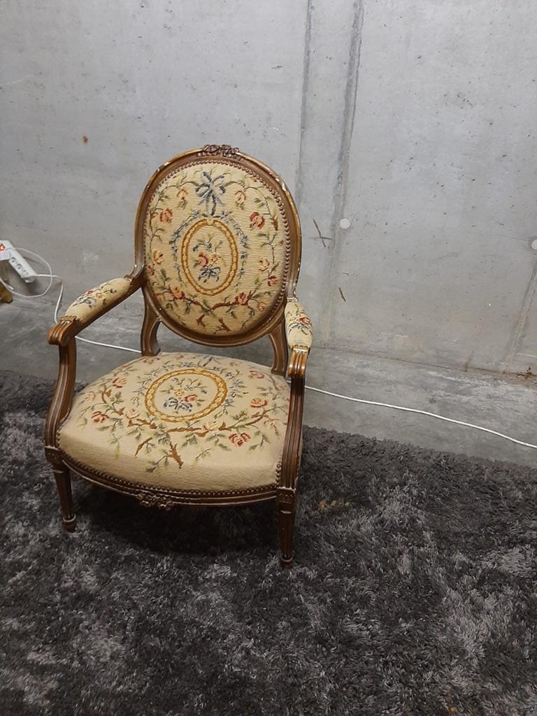 Fauteuil style louis XVI, Enlèvement