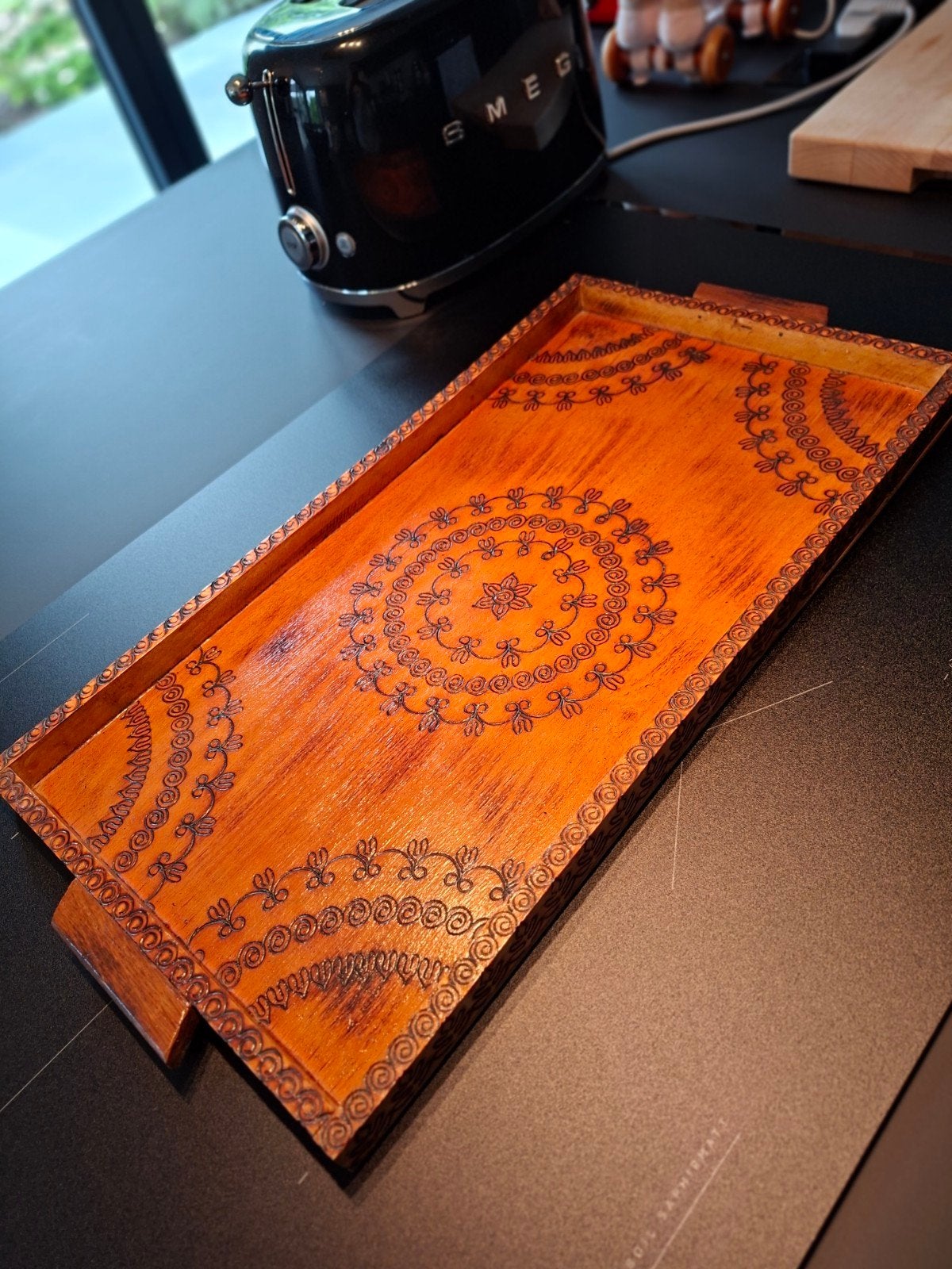 Presentatieblad van gelakt hout. Marquetterie-stijl.