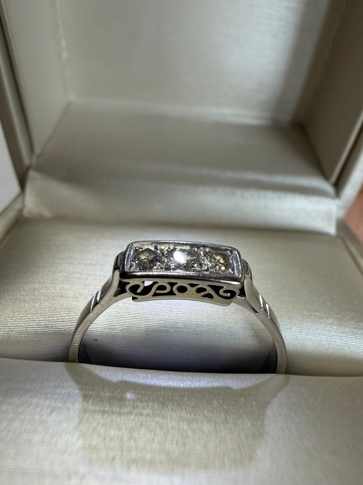 Elegante 18 karaat witgouden trilogie ring met 3 natuurlijke, Handtassen en Accessoires, Ringen, Ophalen of Verzenden