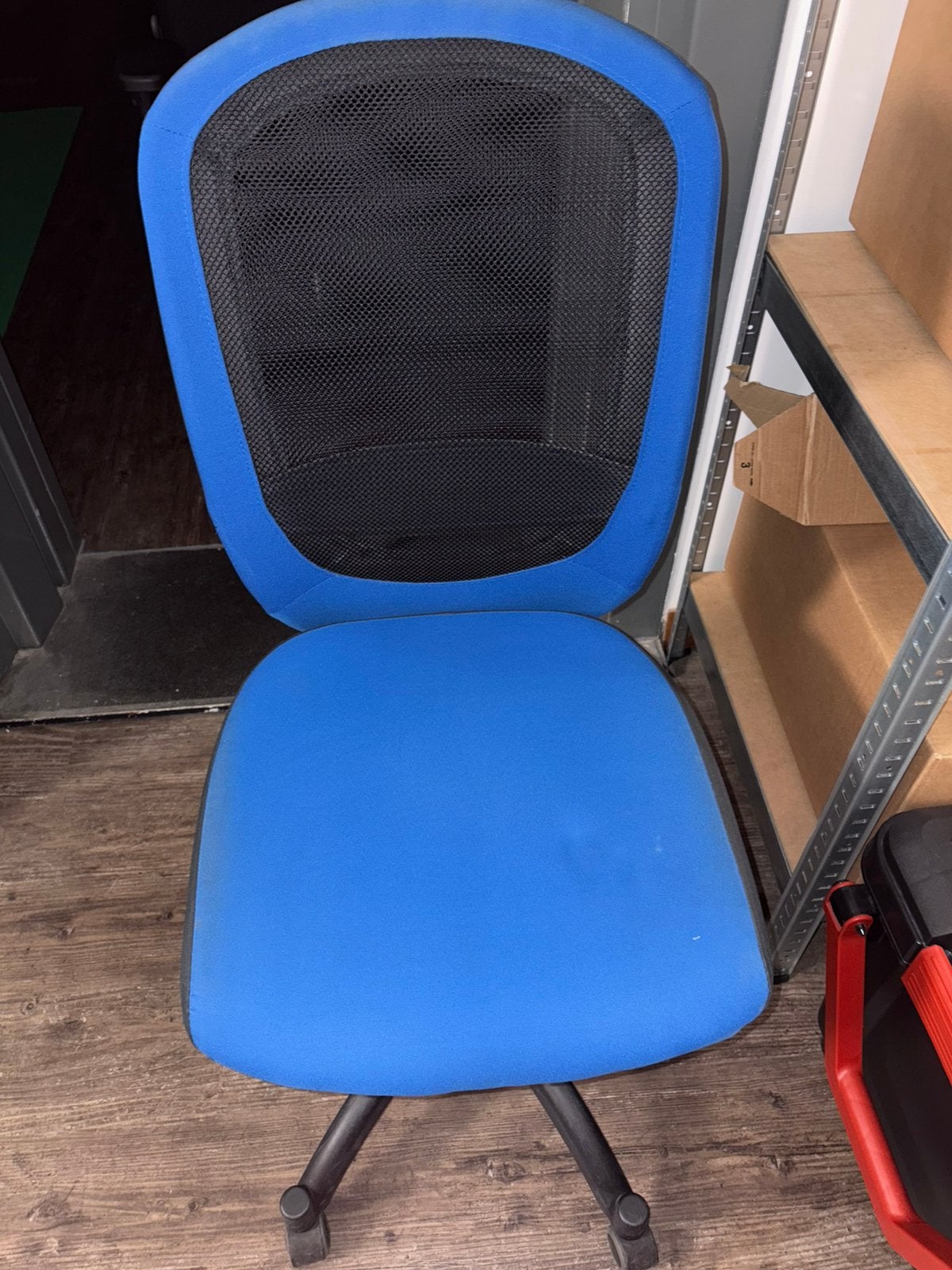 Chaise de bureau Neat Blue avec dossier en maille — 20€, Comme neuf, Enlèvement, Bleu, Chaise de bureau