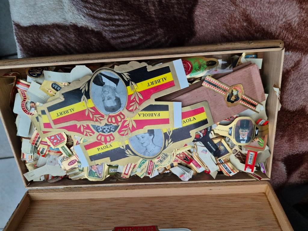 Antieke doos met honderden verzameling labels, Ophalen of Verzenden