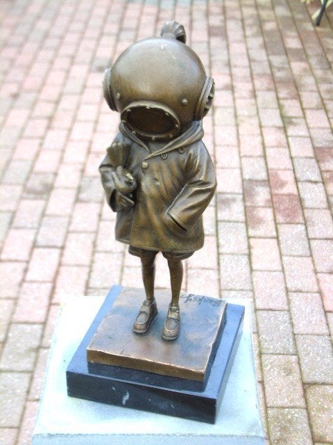 Het meisje in het bronzen pak signeerde BANKSY., Antiek en Kunst, Ophalen of Verzenden, Brons