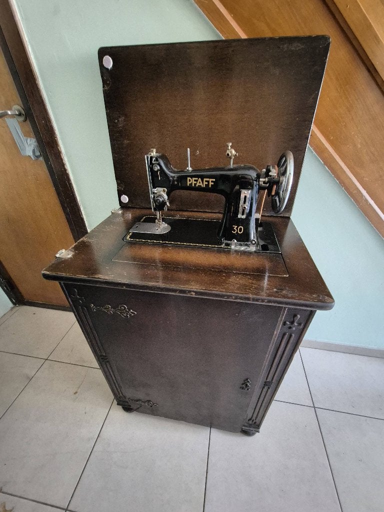 Ancienne machine à coudre Pfaff dans le placard, Enlèvement, Utilisé, Machine à coudre, Pfaff