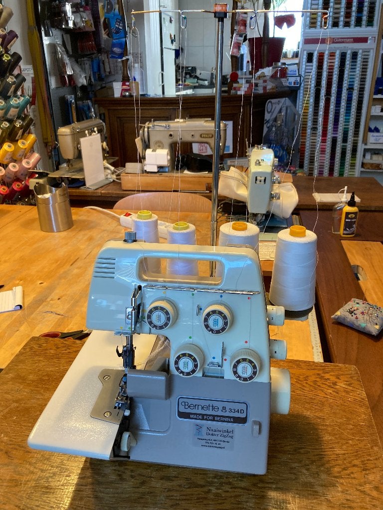 Bernette 334D lockmachine - in perfecte staat!, Enlèvement ou Envoi, Comme neuf, Surjeteuse, Bernina