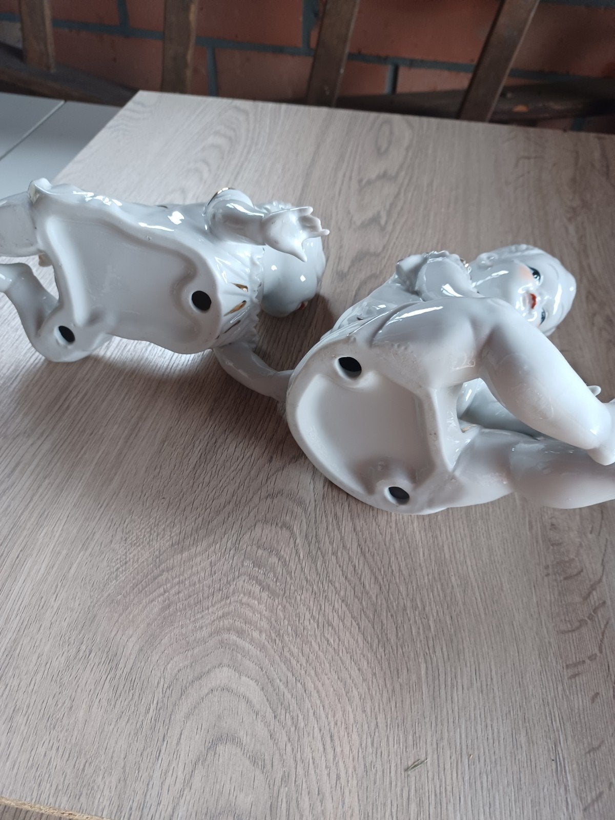 2 beeldjes van kinderen.wit met blauw en goud. geen merk., Enlèvement, Comme neuf, Autres types