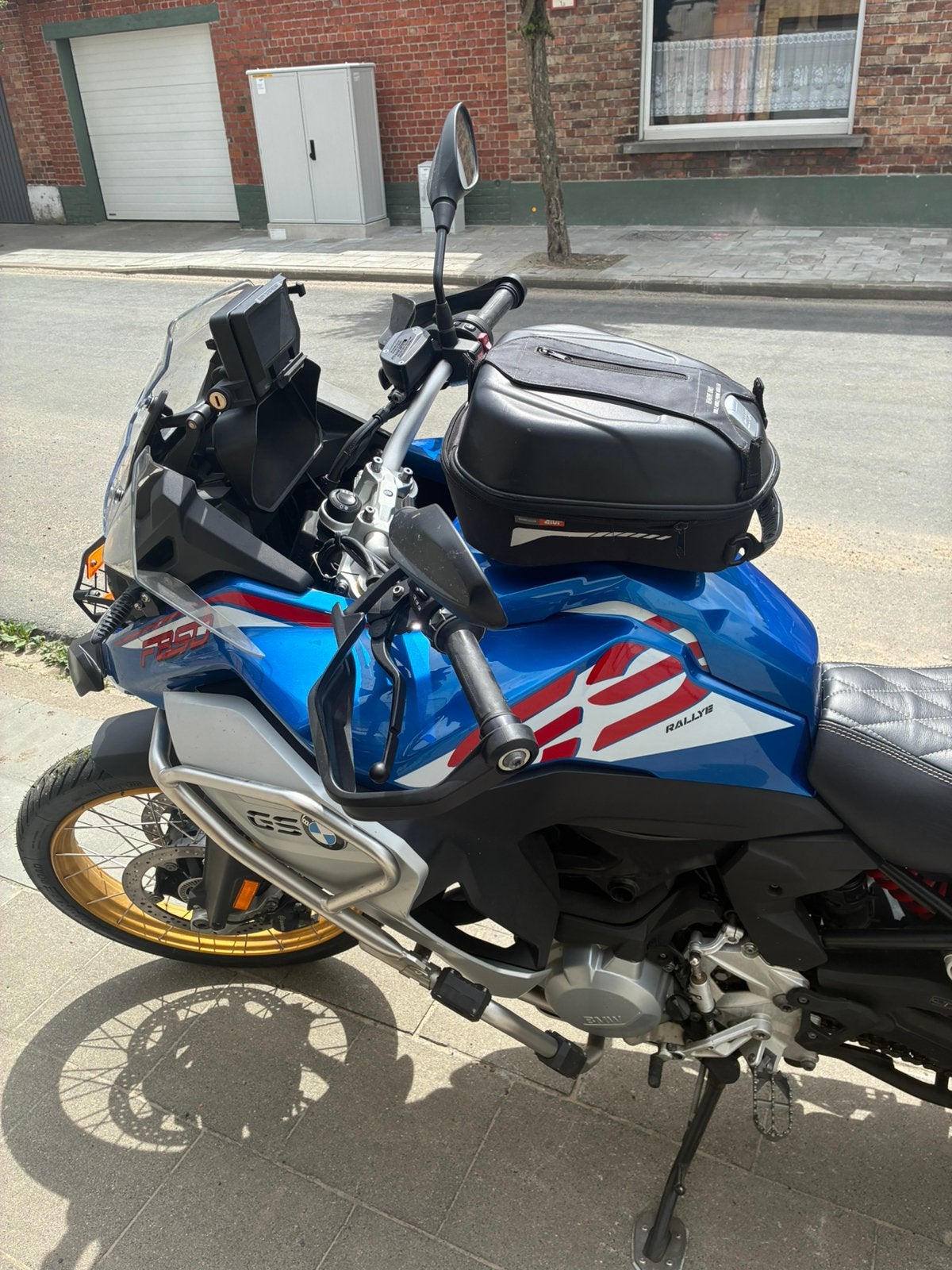 Givi tanktas, Motoren, Ophalen, Gebruikt